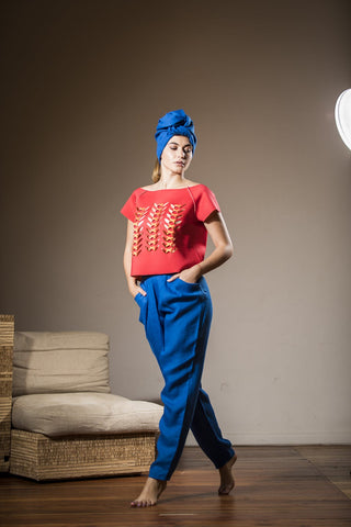 Pantalone con pieghe frontali e tasche larghe laterali. 100% lino.