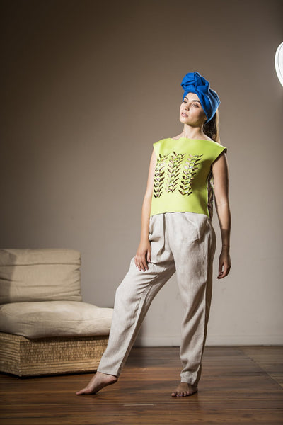 Pantalone con pieghe frontali e tasche larghe laterali. 100% lino.